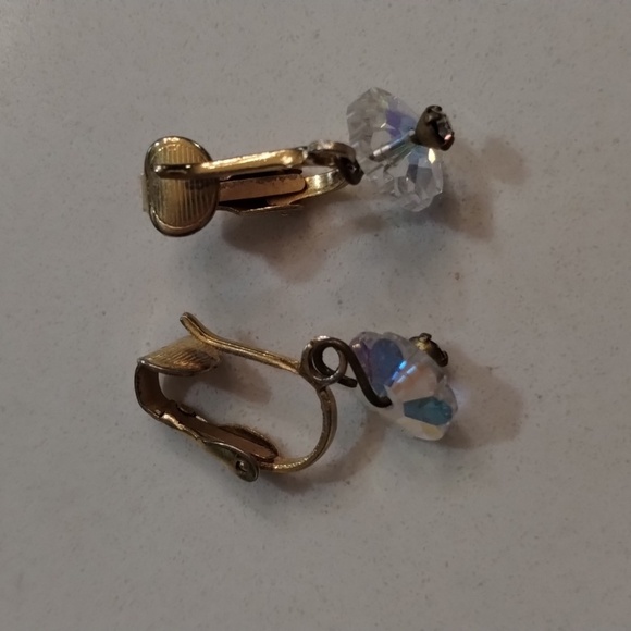 Dainty pearlescent beaded clip on earrings scalloped floral shaped - Picture 3 of 4